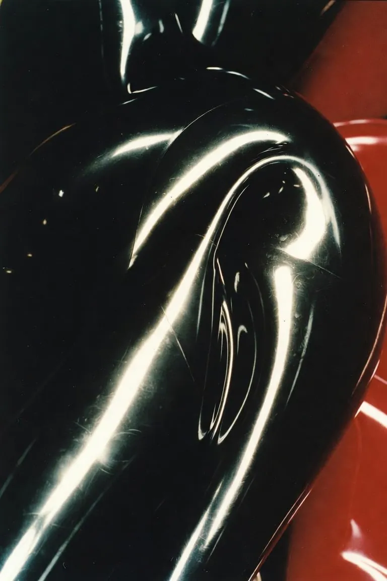 Drapé de latex noir brillant : latex, cuir et PVC